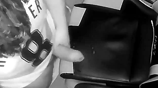 SE MASTURBA NO HORÁRIO DE TRABALHO ANIMADOR NA CAMERA ESPIÃ